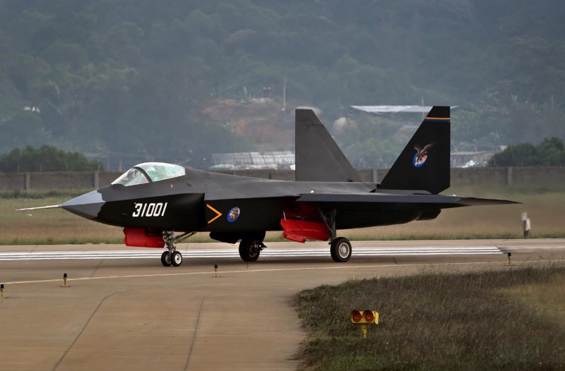 Китайский стелс-истребитель j-31