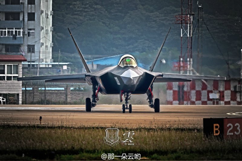 Shenyang j-31 и f 22