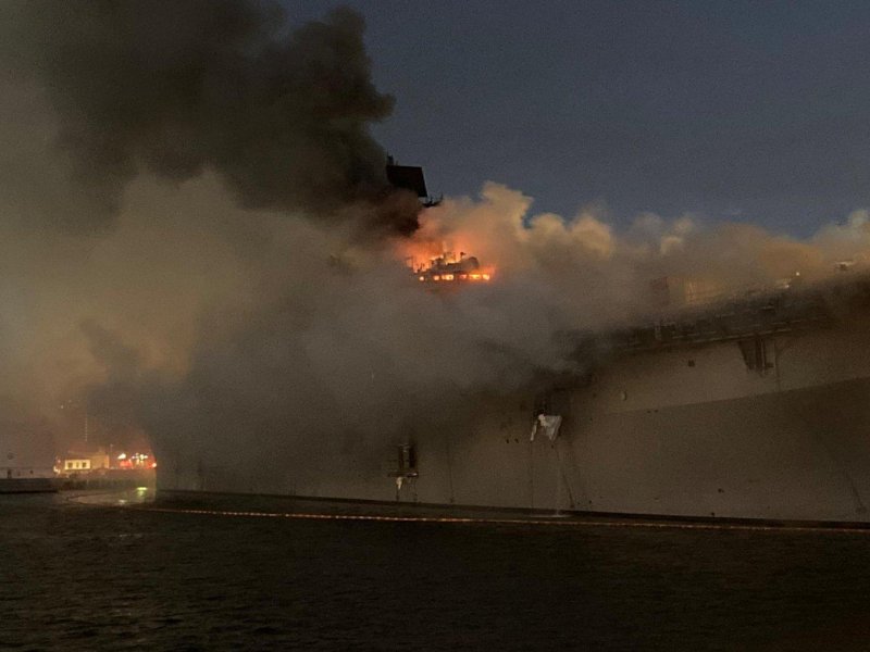 Пожар в ВМС США USS Bonhomme Richard