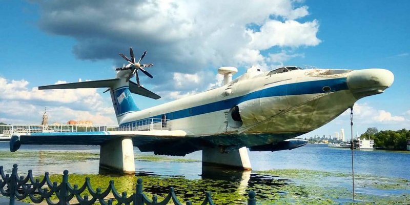 Экраноплан на речном вокзале