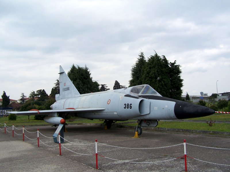 Истребитель Convair f-102 Delta Dagger.