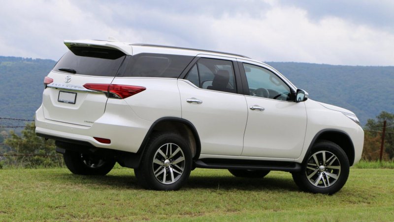 Toyota Fortuner белый