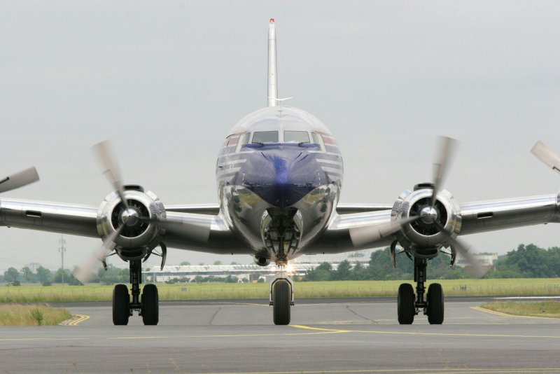 Самолет DC-6b