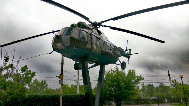 Вертолет военный зеленый