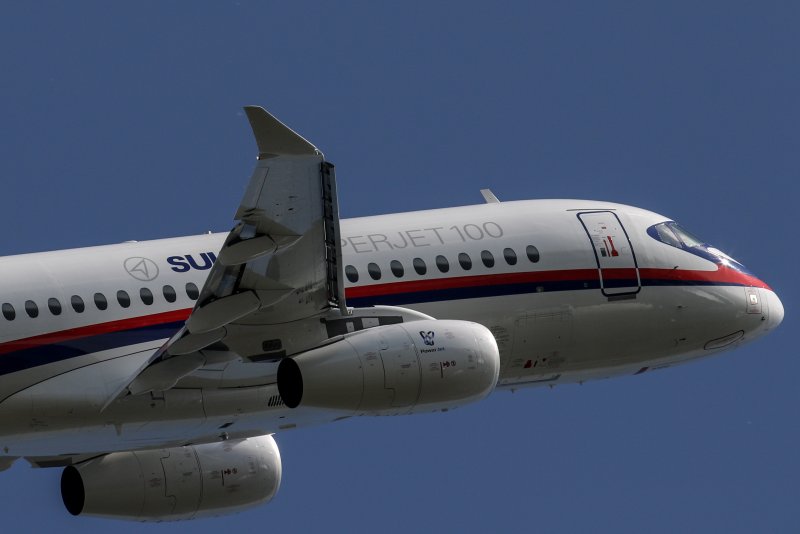Super Jet SJ-100 самолет
