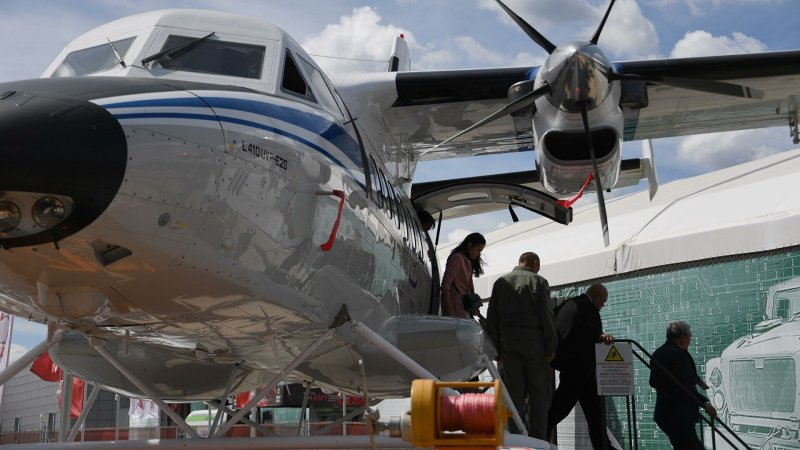Двухмоторный самолет l-410