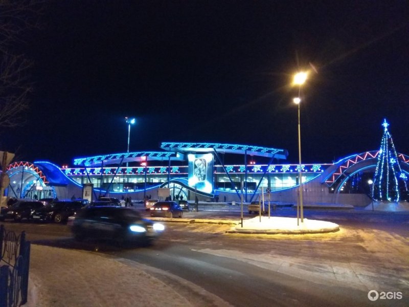 Аэропорт Сургут ночью