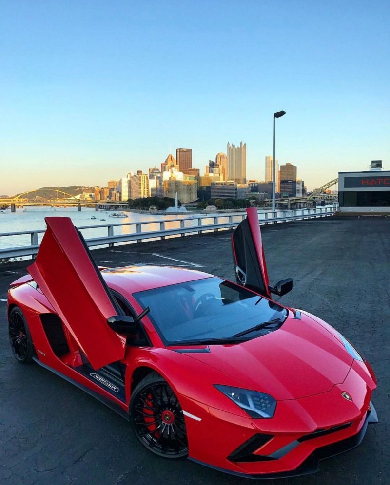 Спорткар Ламборджини Авентадо