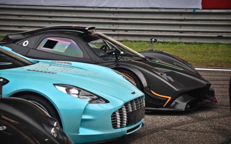 Aston Martin vs Lamborghini