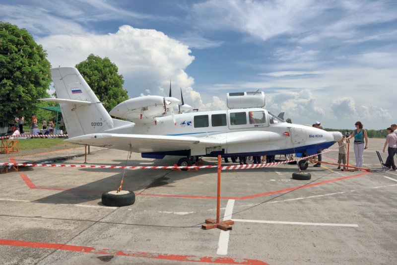 Памятник самолёт Су 7б Таганроге