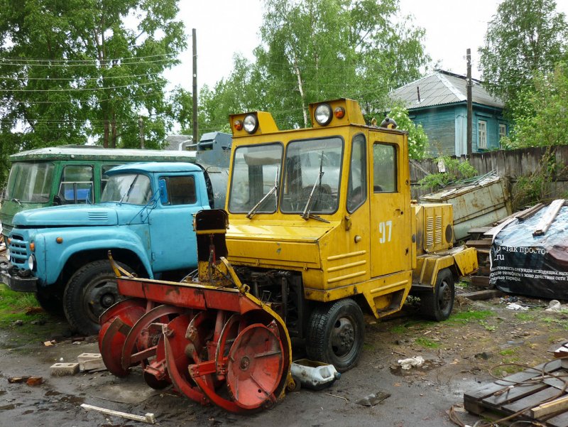 Аэродромная снегоуборочная машина д130