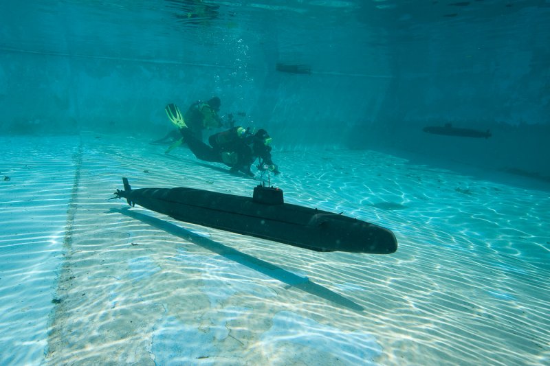 Подводная лодка под водой