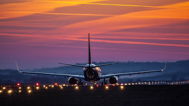 Самолёт Боинг 737 взлёт