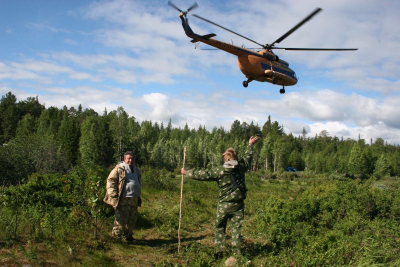 Вертолет ми 8 в тайге