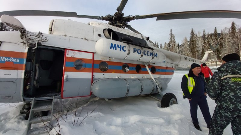Вертолёт МЧС В лесу