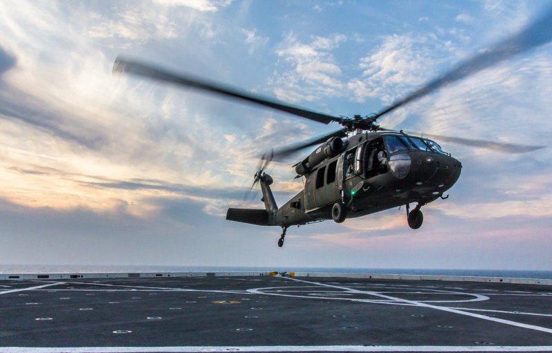 Вертолёт uh-60 Black Hawk