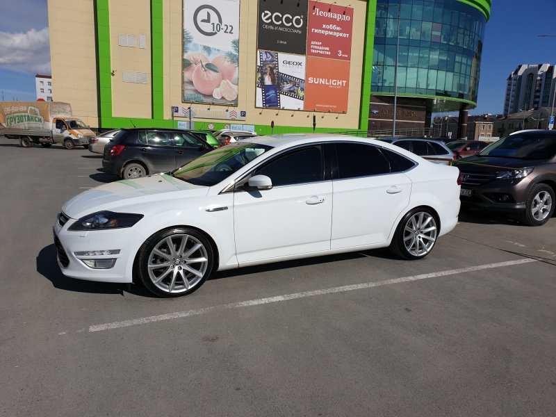 Белый Ford Mondeo 4 r 19
