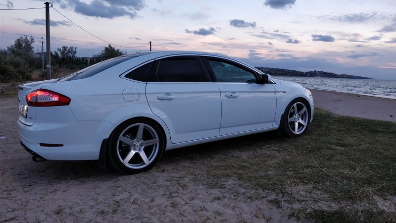 Белый Ford Mondeo 4 r 19