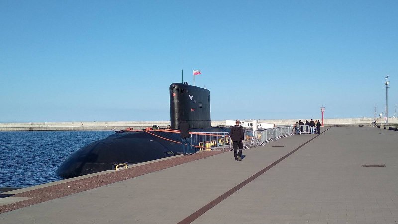 Российская АПЛ прошла под мостом в Дании фото