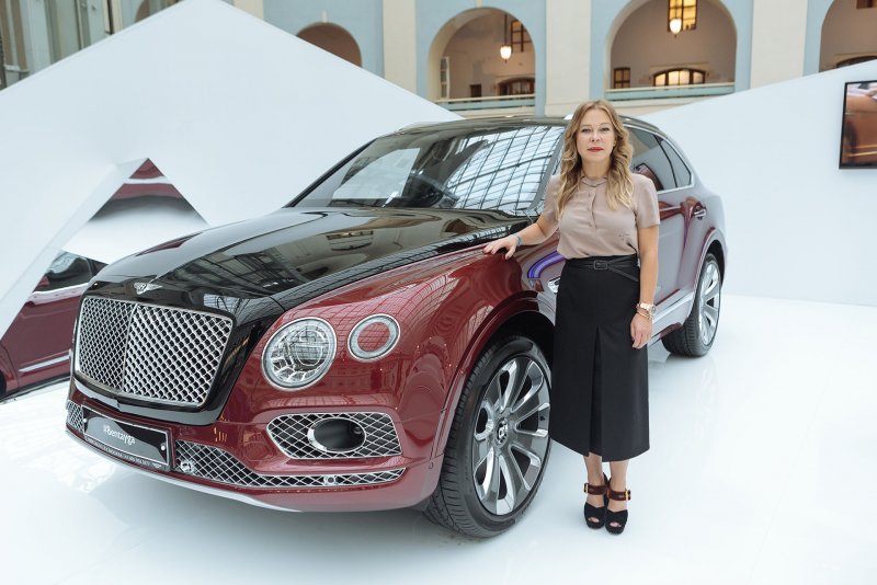 Bentley Bentayga девушка