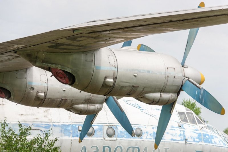 АН-10 пассажирский самолёт салон