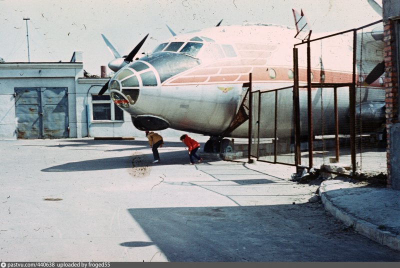 Дворец пионеров Омск самолет АН-10