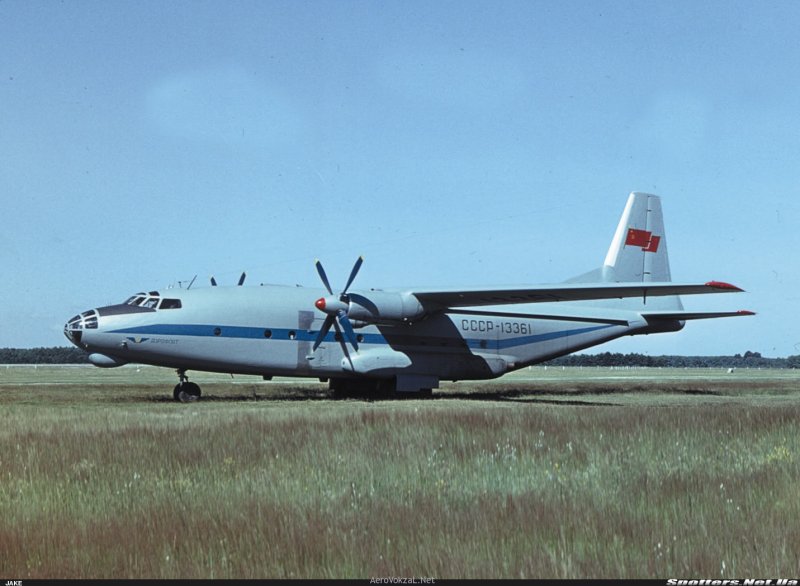 АН-10 пассажирский самолёт