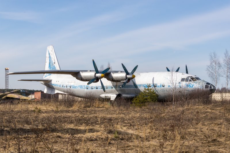 АН-12 Монино