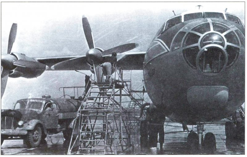 АН-10 военно-транспортный самолёт