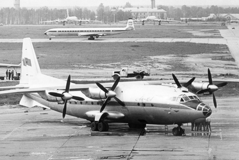 АН-10 пассажирский самолёт