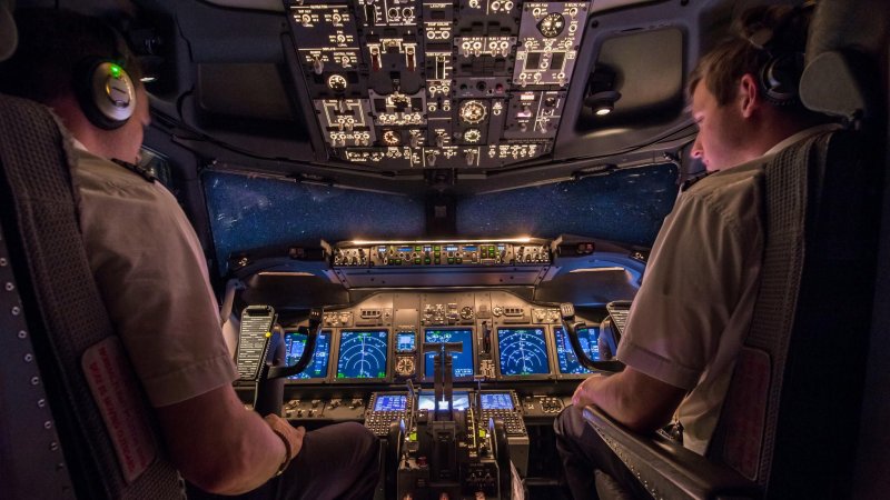 Cockpit Boeing 737 at Night