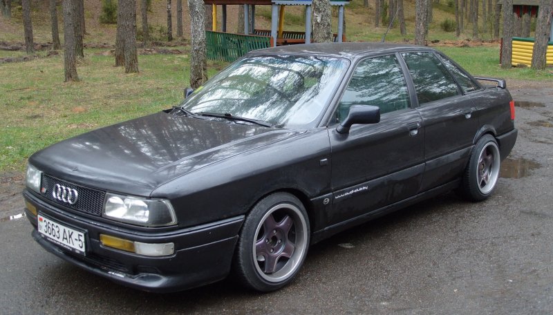 Audi 80 черного цвета