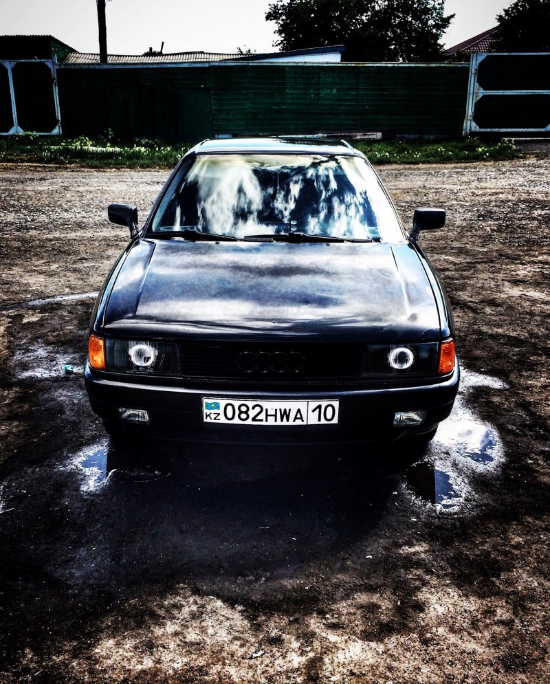 Ауди 80 чёрная глянцевая