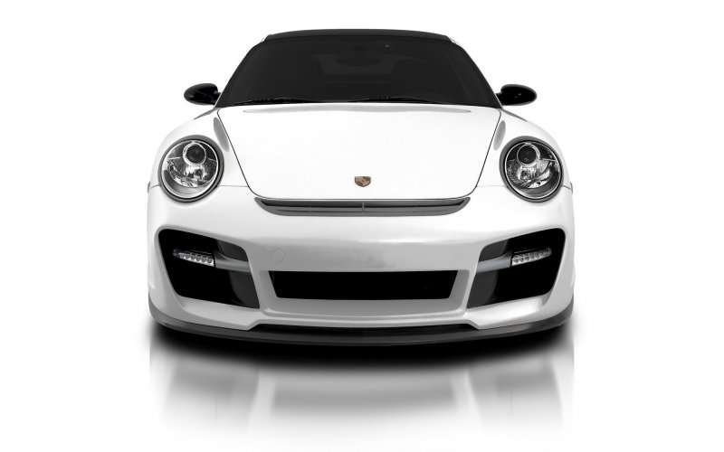 Порше 911 на белом фоне