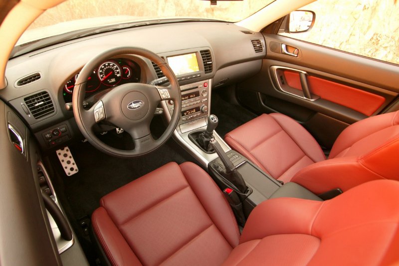 Subaru Legacy красный салон