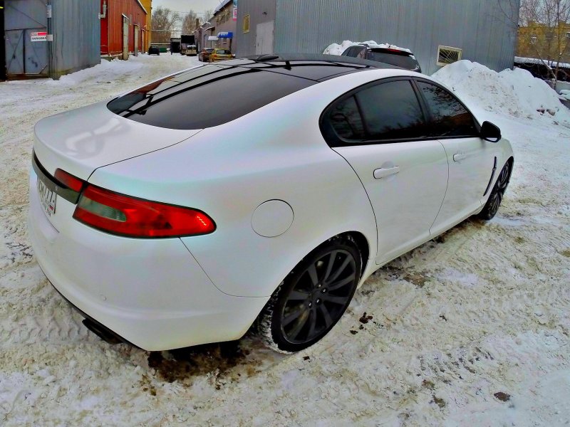 Jaguar XF белый с черной крышей