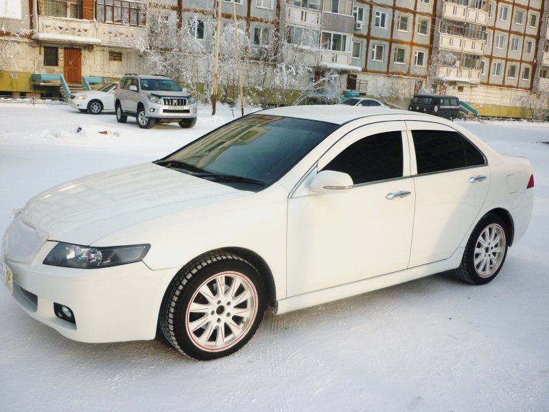 Автомобиль белый перламутр
