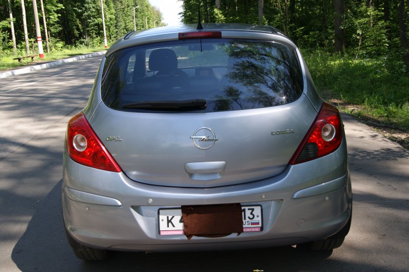 Опель Корса 2008 вид сзади