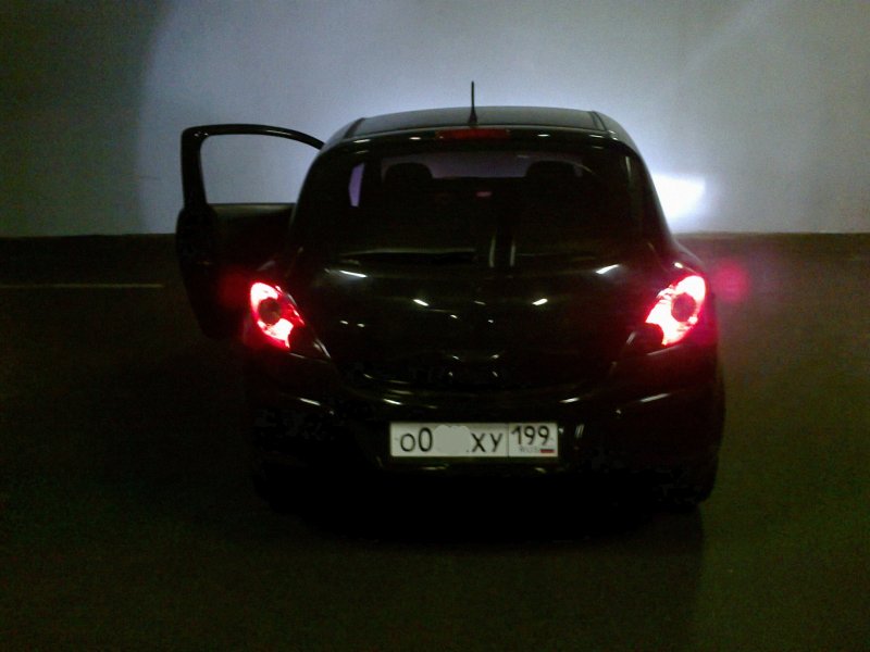 Opel Corsa 2011 чёрная с тонированными фарами
