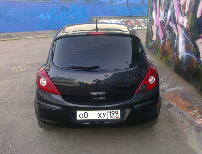 Opel Corsa 2011 чёрная с тонированными фарами