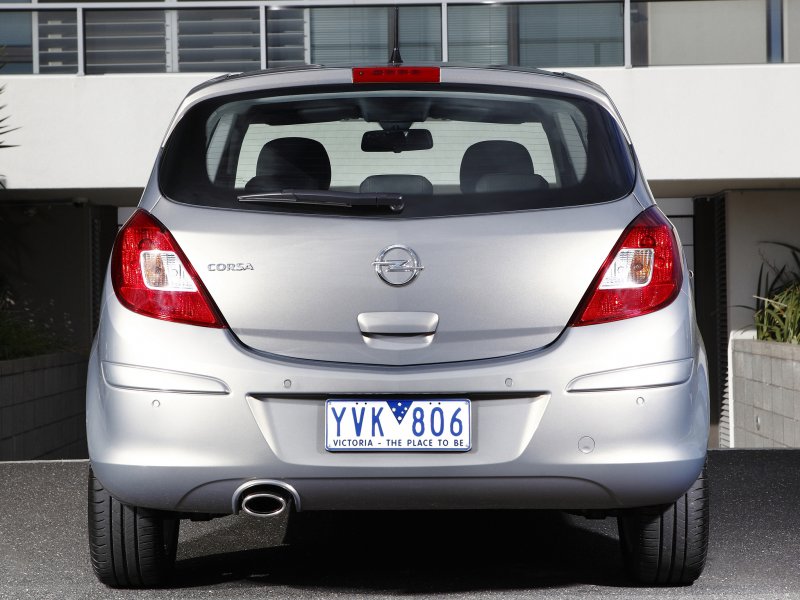 Opel Corsa сзади 1.2