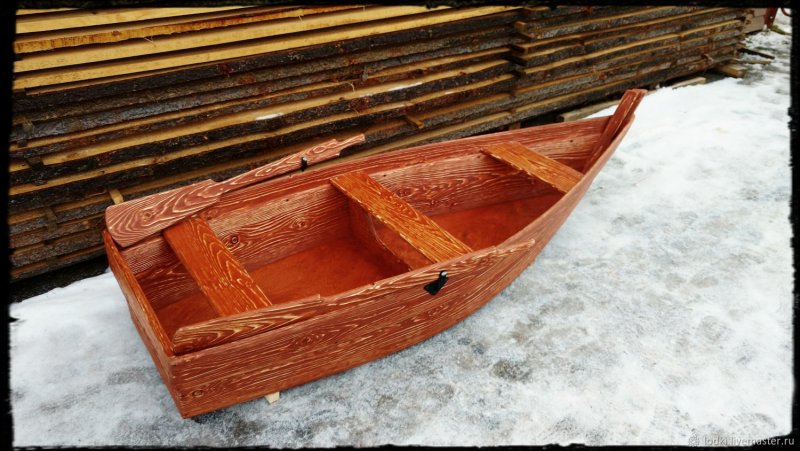 Лодка деревянная