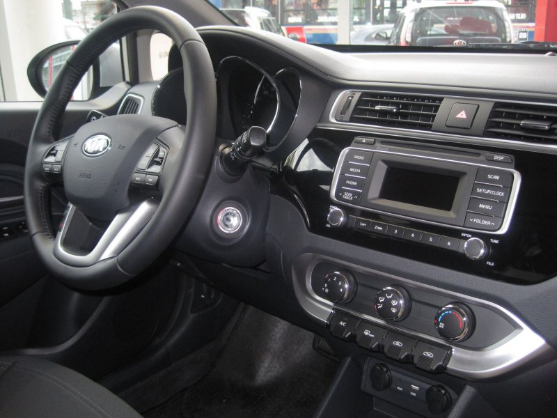 Kia Rio 2018 седан салон