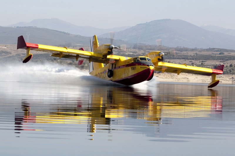 Самолет амфибия Бомбардье 515