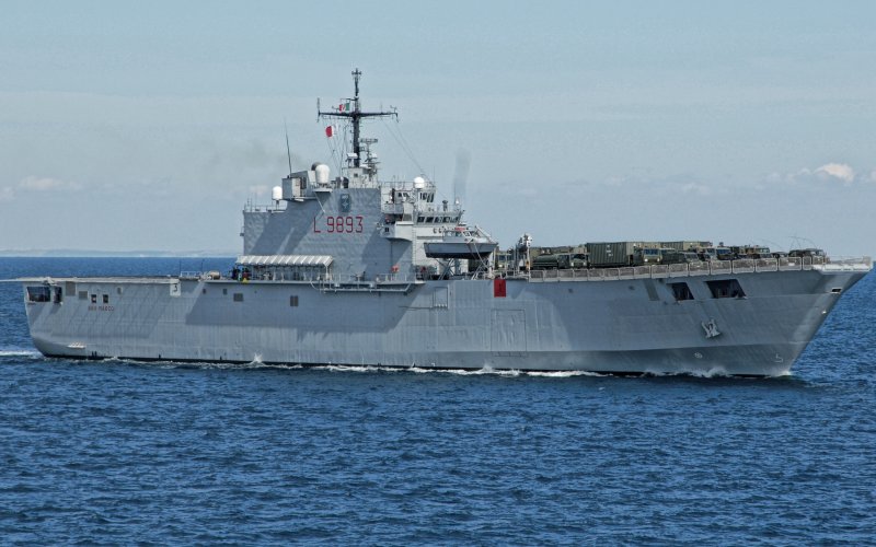 Десантный корабль (УДК) "Триест" (Trieste).