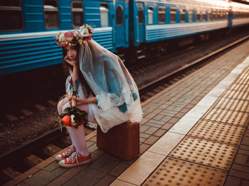 Фотосессия на вокзале с чемоданом