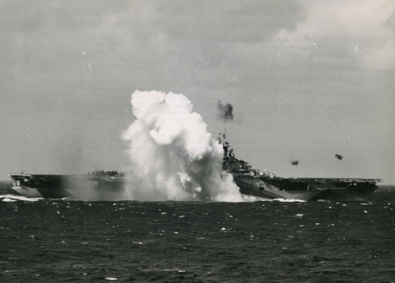 Атака японских камикадзе на американские корабли