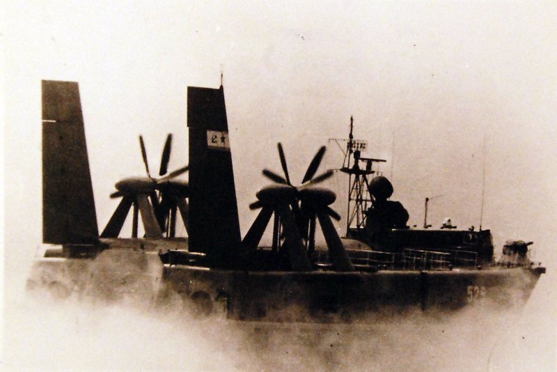 Человек в пушке военного корабля