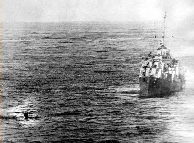 USS Bunker Hill атака камикадзе