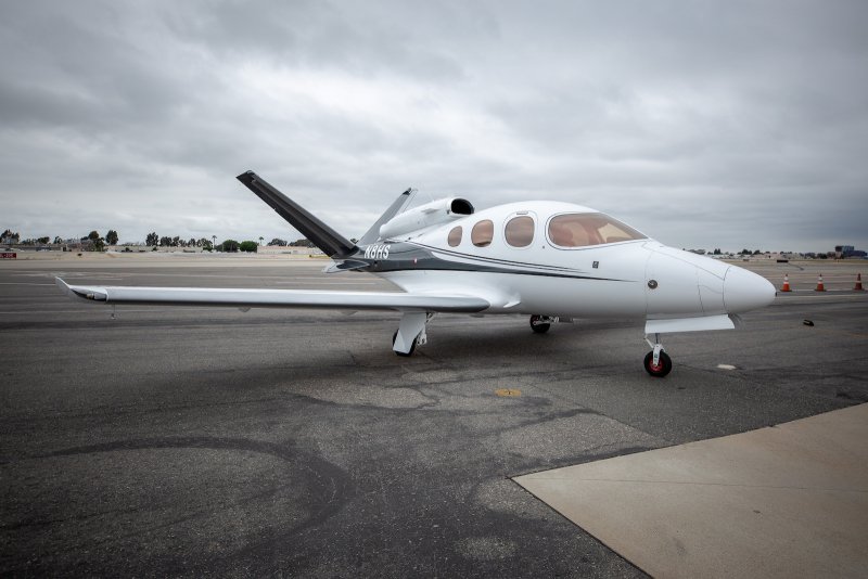 Cirrus sf50 черный